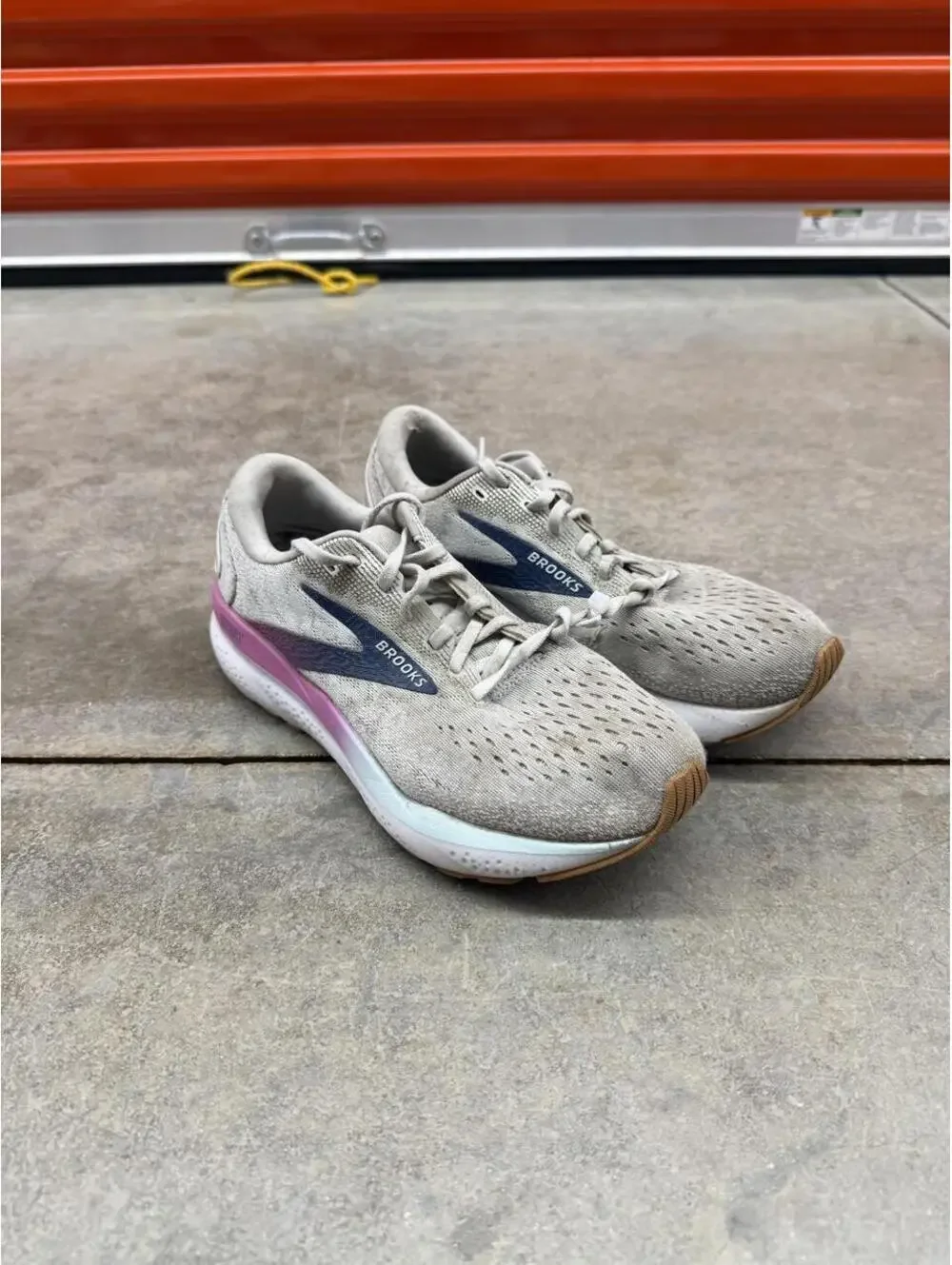 brooks ghost 16 white pink and blue running shoes size 8.5 WOMENS